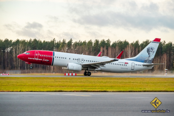 Boeing 737-8JP